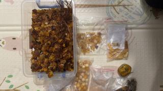 У ПІДПІЛЬНОМУ ЦЕХУ НА ВОЛИНІ ВИЯВИЛИ ПОНАД СТО КІЛОГРАМІВ БУРШТИНУ