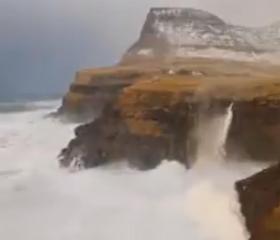 У мережі опублікували відео дивного “водоспаду навпаки”