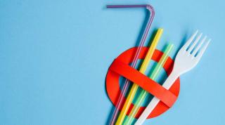 В Англії заборонили пластикові соломинки й ватні палички