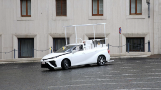 Папа Римський пересів на найдивніший автомобіль у світі