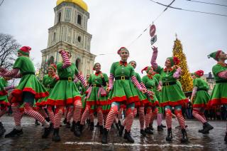 Ельфи, оркестр і білі ведмеді: у Києві пройшов перший новорічний парад-2020