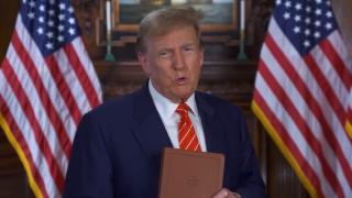ТРАМП ПОЧАВ ПРОДАВАТИ БІБЛІЮ ЧЕРЕЗ БОРГИ ПЕРЕД СУДАМИ