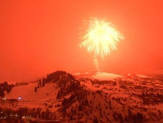 У США запустили найбільший  у світі яскраво-червоний феєрверк. (ВИДЕО)