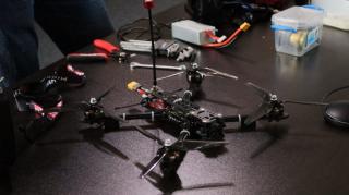 У ГРОМАДІ НА ДНІПРОПЕТРОВЩИНІ ВЛАСНОРУЧ РОБЛЯТЬ ДРОНИ ДЛЯ ЗСУ