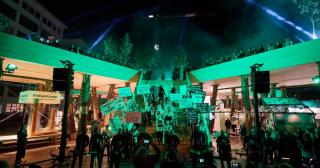 Хутро з коноплі та горілка з Чорнобиля. П’ять еко-проектів, що презентували Україну на тижні дизайну в Нідерландах